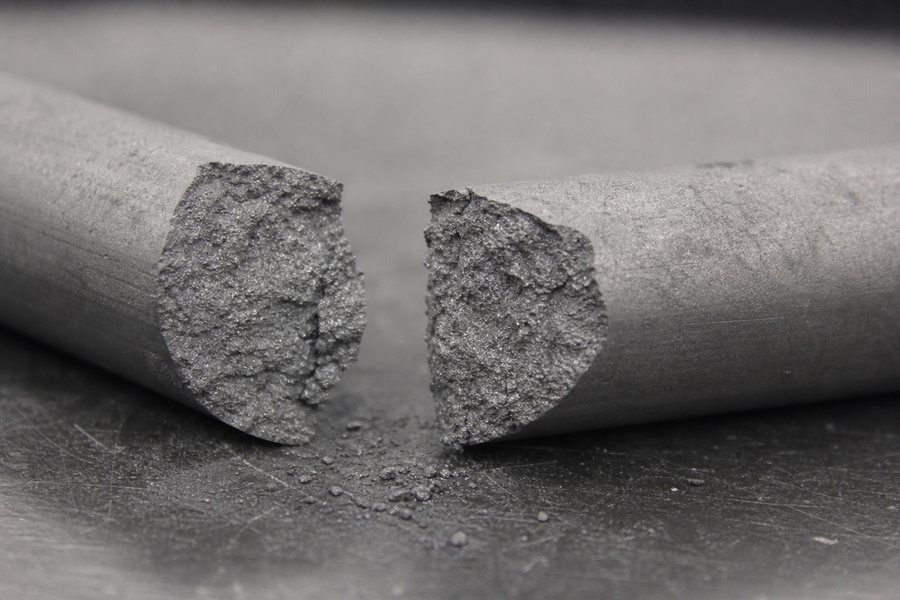 石墨的弹性模量与脆性特征
